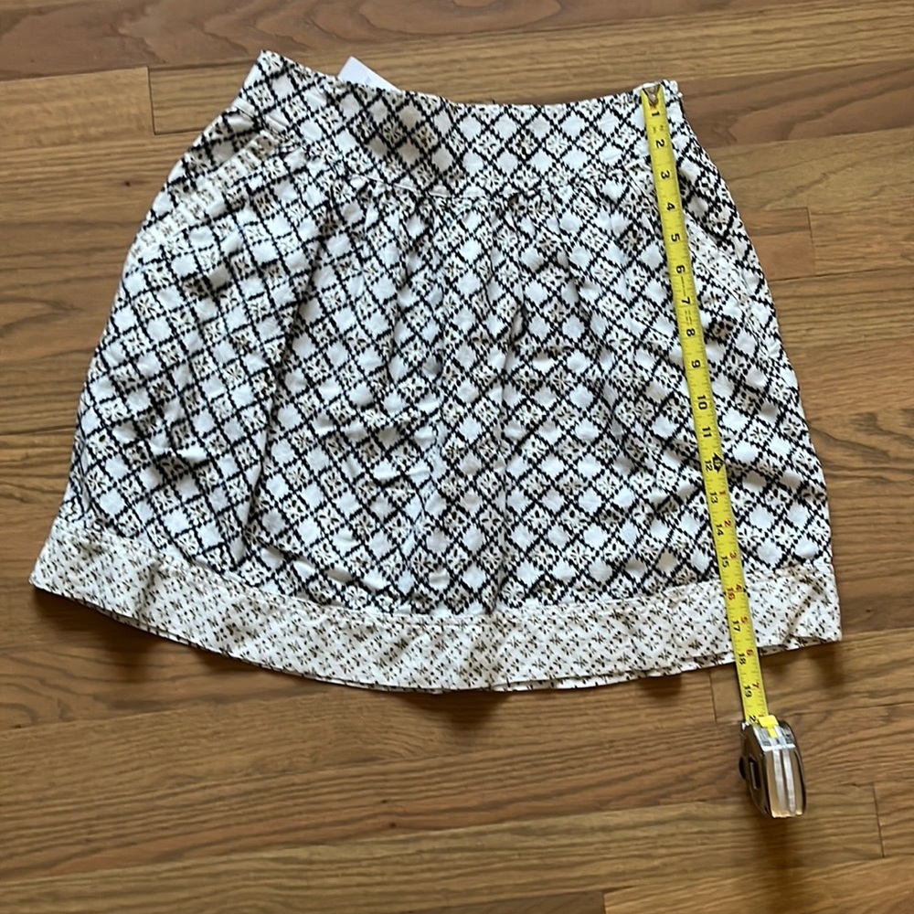 New with tags “Ann Taylor Loft” skirt with side pockets (size 4)